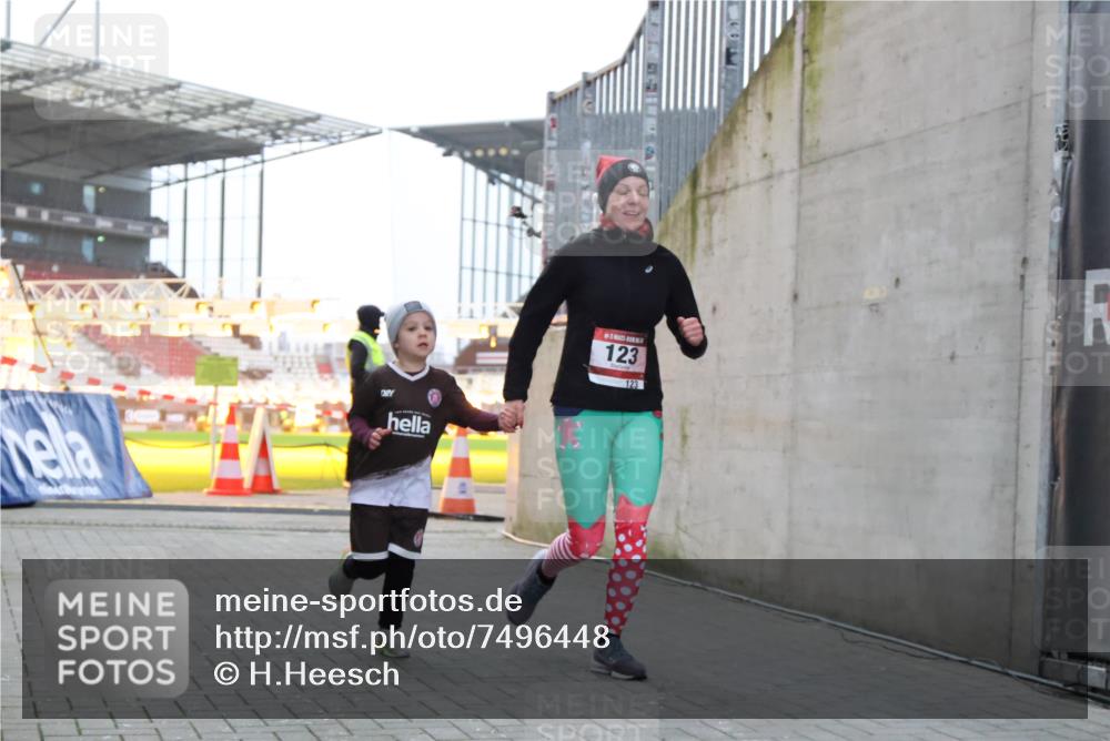 08.12.2024 - St. Pauli X-Mass-Run No. 14 H.Heesch http://msf.ph/oto/7496448 08.12.2024 10:00:19 Ziel 123, 2478, 2480, 2739, 2958, 3294, 123, 2739 meine-sportfotos.de