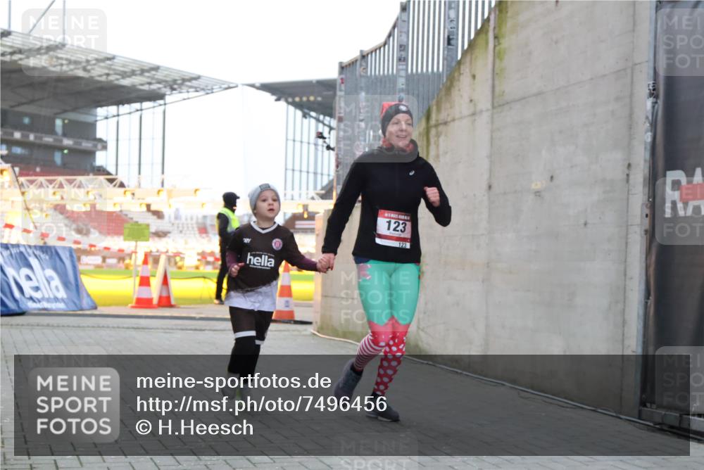 08.12.2024 - St. Pauli X-Mass-Run No. 14 H.Heesch http://msf.ph/oto/7496456 08.12.2024 10:00:19 Ziel 123, 2478, 2480, 2739, 2958, 3294, 123, 2739 meine-sportfotos.de