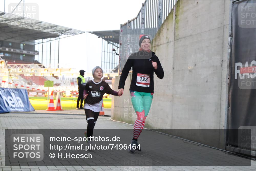 08.12.2024 - St. Pauli X-Mass-Run No. 14 H.Heesch http://msf.ph/oto/7496464 08.12.2024 10:00:19 Ziel 123, 2478, 2480, 2739, 2958, 3294, 123, 2739 meine-sportfotos.de