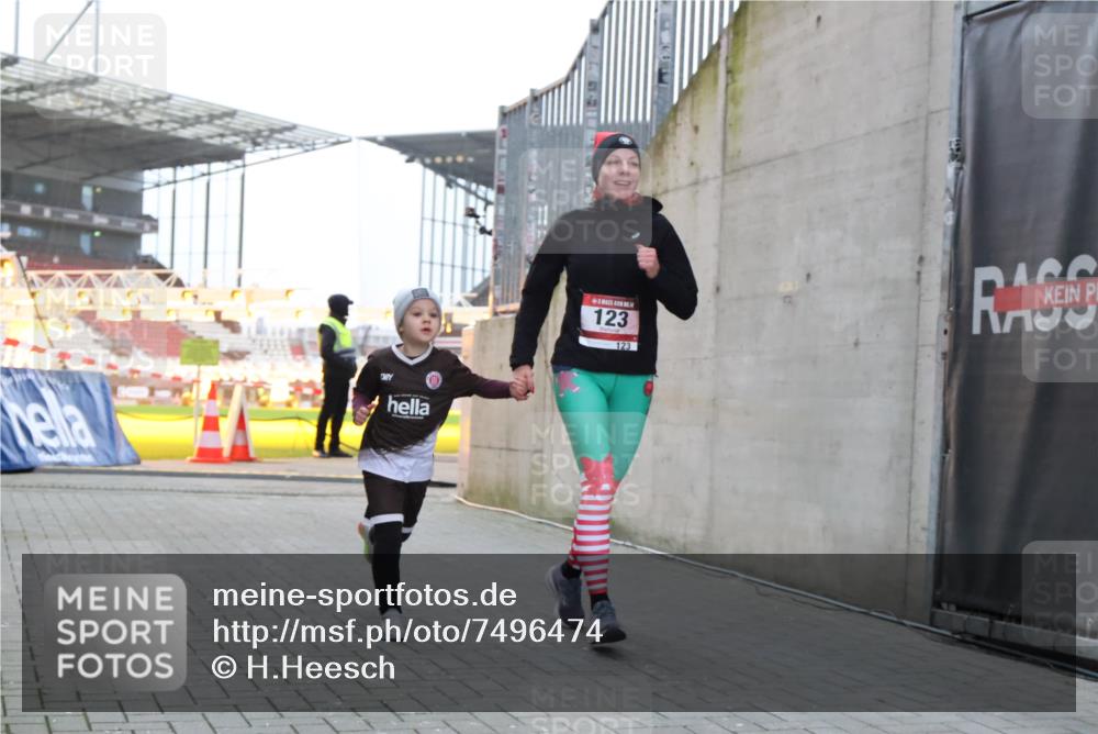 08.12.2024 - St. Pauli X-Mass-Run No. 14 H.Heesch http://msf.ph/oto/7496474 08.12.2024 10:00:19 Ziel 123, 2478, 2480, 2739, 2958, 3294, 123, 2739 meine-sportfotos.de
