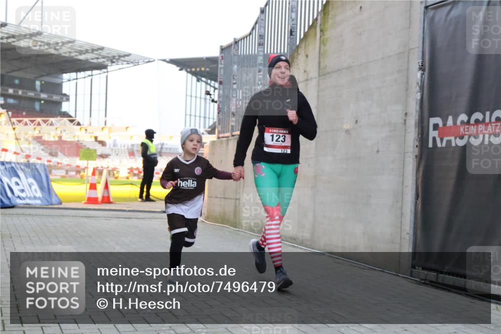 08.12.2024 - St. Pauli X-Mass-Run No. 14 H.Heesch http://msf.ph/oto/7496479 08.12.2024 10:00:19 Ziel 123, 2478, 2480, 2739, 2958, 3294, 123, 2739 meine-sportfotos.de