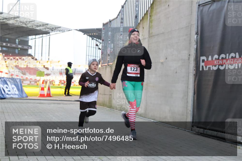 08.12.2024 - St. Pauli X-Mass-Run No. 14 H.Heesch http://msf.ph/oto/7496485 08.12.2024 10:00:19 Ziel 123, 2478, 2480, 2739, 2958, 3294, 123, 2739 meine-sportfotos.de
