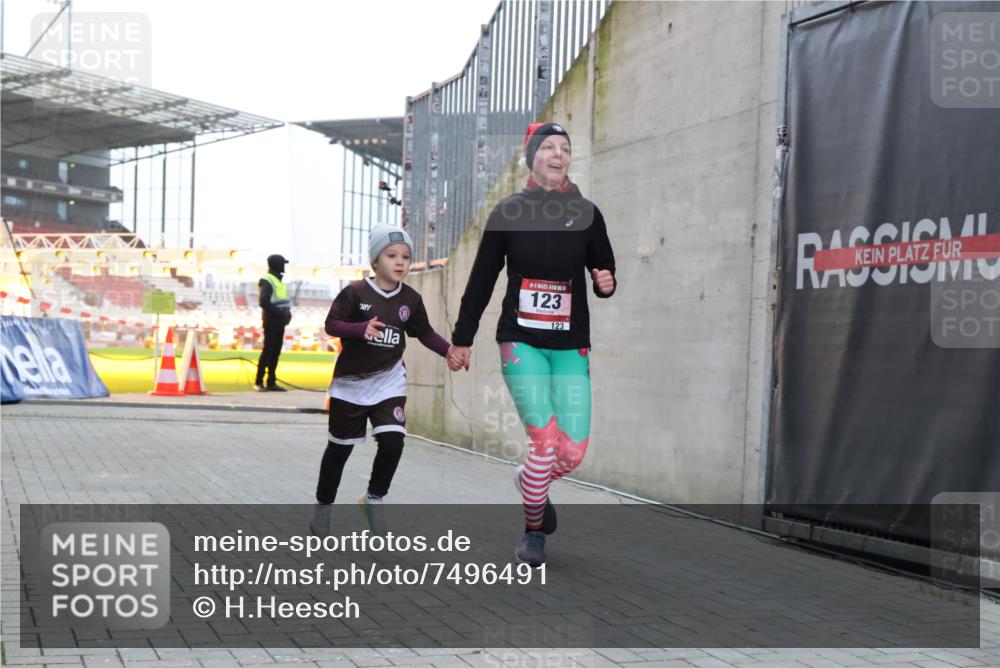 08.12.2024 - St. Pauli X-Mass-Run No. 14 H.Heesch http://msf.ph/oto/7496491 08.12.2024 10:00:19 Ziel 123, 2478, 2480, 2739, 2958, 3294, 123, 2739 meine-sportfotos.de