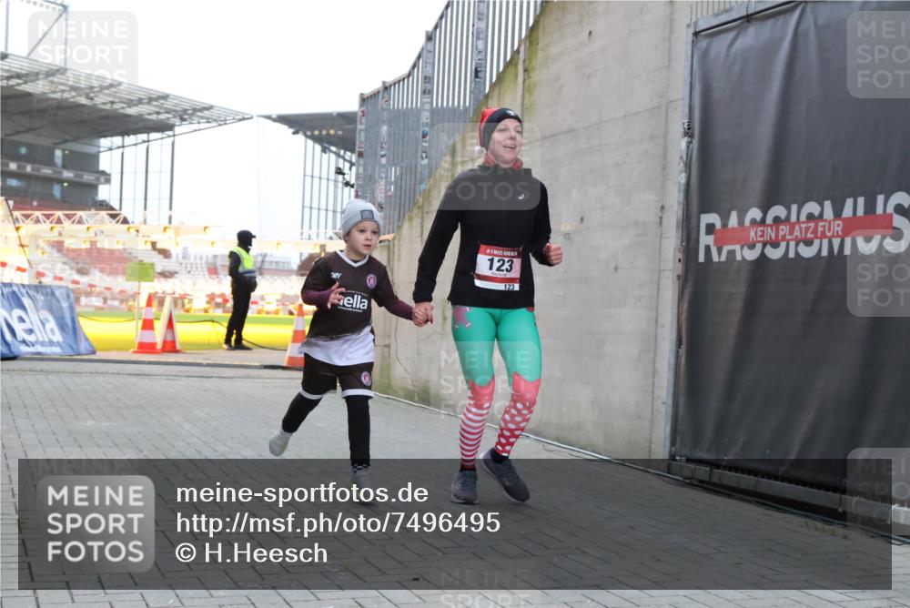 08.12.2024 - St. Pauli X-Mass-Run No. 14 H.Heesch http://msf.ph/oto/7496495 08.12.2024 10:00:19 Ziel 123, 2478, 2480, 2739, 2958, 3294, 123, 2739 meine-sportfotos.de