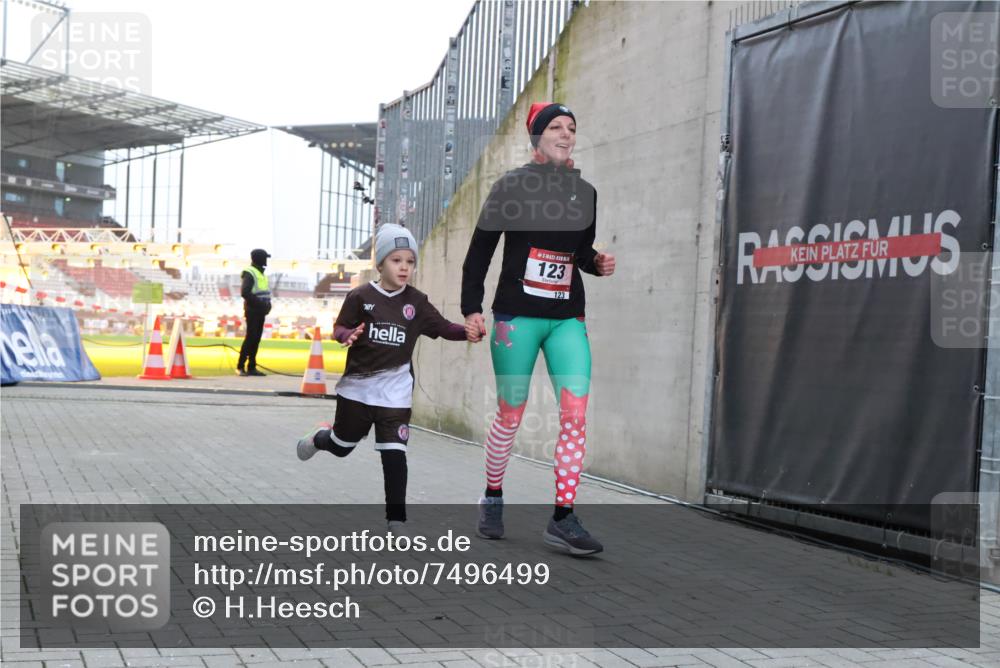 08.12.2024 - St. Pauli X-Mass-Run No. 14 H.Heesch http://msf.ph/oto/7496499 08.12.2024 10:00:20 Ziel 123, 2478, 2480, 2739, 2958, 3294, 123 meine-sportfotos.de