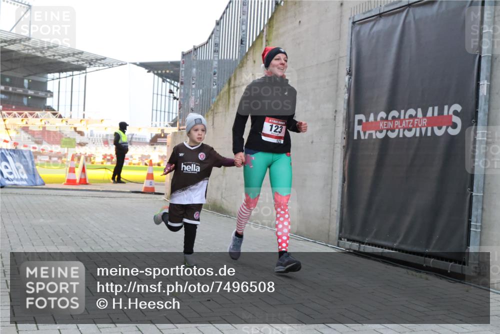 08.12.2024 - St. Pauli X-Mass-Run No. 14 H.Heesch http://msf.ph/oto/7496508 08.12.2024 10:00:20 Ziel 123, 2478, 2480, 2739, 2958, 3294, 123 meine-sportfotos.de