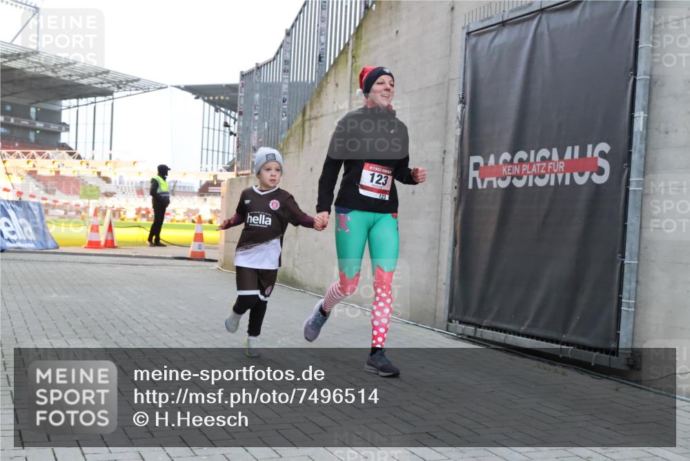 08.12.2024 - St. Pauli X-Mass-Run No. 14 H.Heesch http://msf.ph/oto/7496514 08.12.2024 10:00:20 Ziel 123, 2478, 2480, 2739, 2958, 3294, 123 meine-sportfotos.de