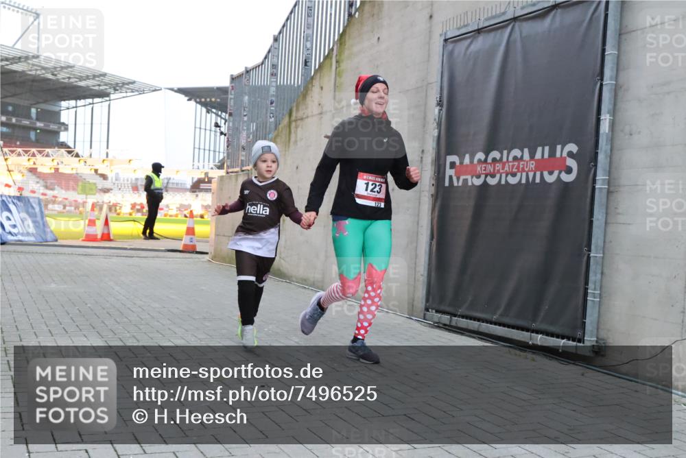 08.12.2024 - St. Pauli X-Mass-Run No. 14 H.Heesch http://msf.ph/oto/7496525 08.12.2024 10:00:20 Ziel 123, 2478, 2480, 2739, 2958, 3294, 123 meine-sportfotos.de
