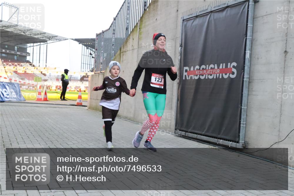08.12.2024 - St. Pauli X-Mass-Run No. 14 H.Heesch http://msf.ph/oto/7496533 08.12.2024 10:00:20 Ziel 123, 2478, 2480, 2739, 2958, 3294, 123 meine-sportfotos.de