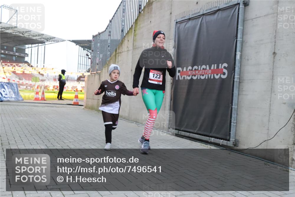 08.12.2024 - St. Pauli X-Mass-Run No. 14 H.Heesch http://msf.ph/oto/7496541 08.12.2024 10:00:20 Ziel 123, 2478, 2480, 2739, 2958, 3294, 123 meine-sportfotos.de