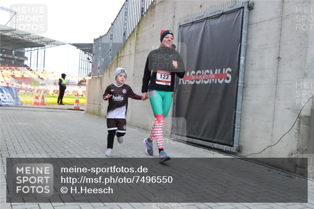 08.12.2024 - St. Pauli X-Mass-Run No. 14 H.Heesch http://msf.ph/oto/7496550 08.12.2024 10:00:20 Ziel 123, 2478, 2480, 2739, 2958, 3294, 123 meine-sportfotos.de
