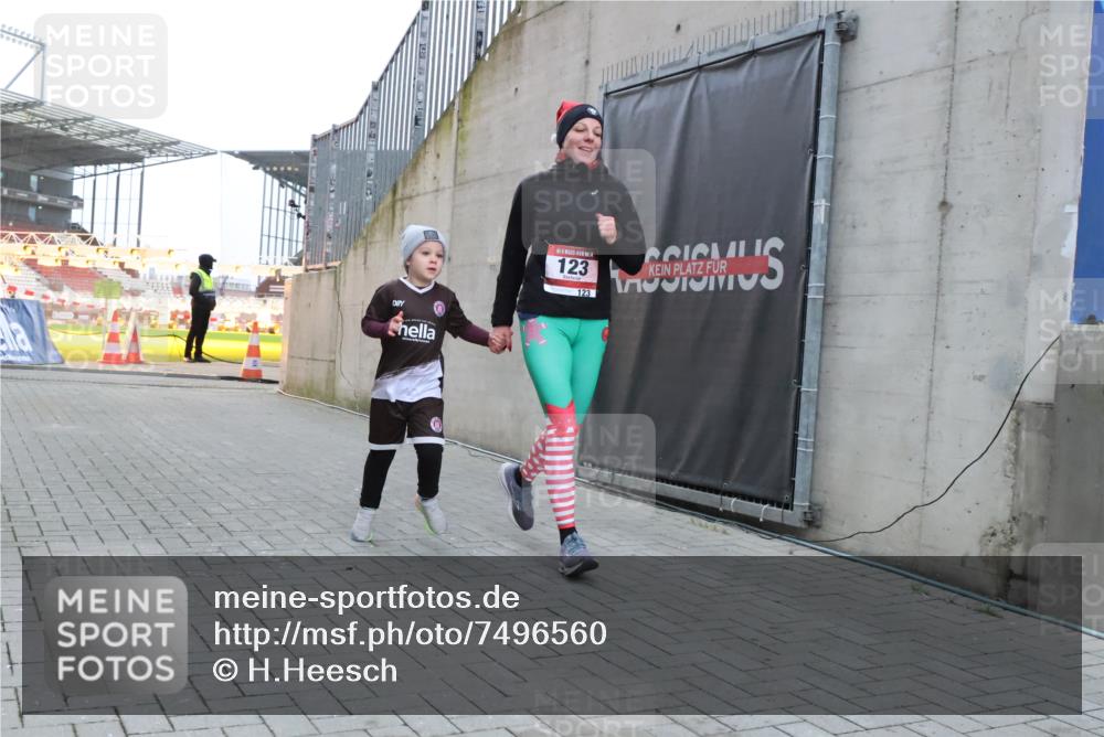 08.12.2024 - St. Pauli X-Mass-Run No. 14 H.Heesch http://msf.ph/oto/7496560 08.12.2024 10:00:20 Ziel 123, 2478, 2480, 2739, 2958, 3294, 123 meine-sportfotos.de