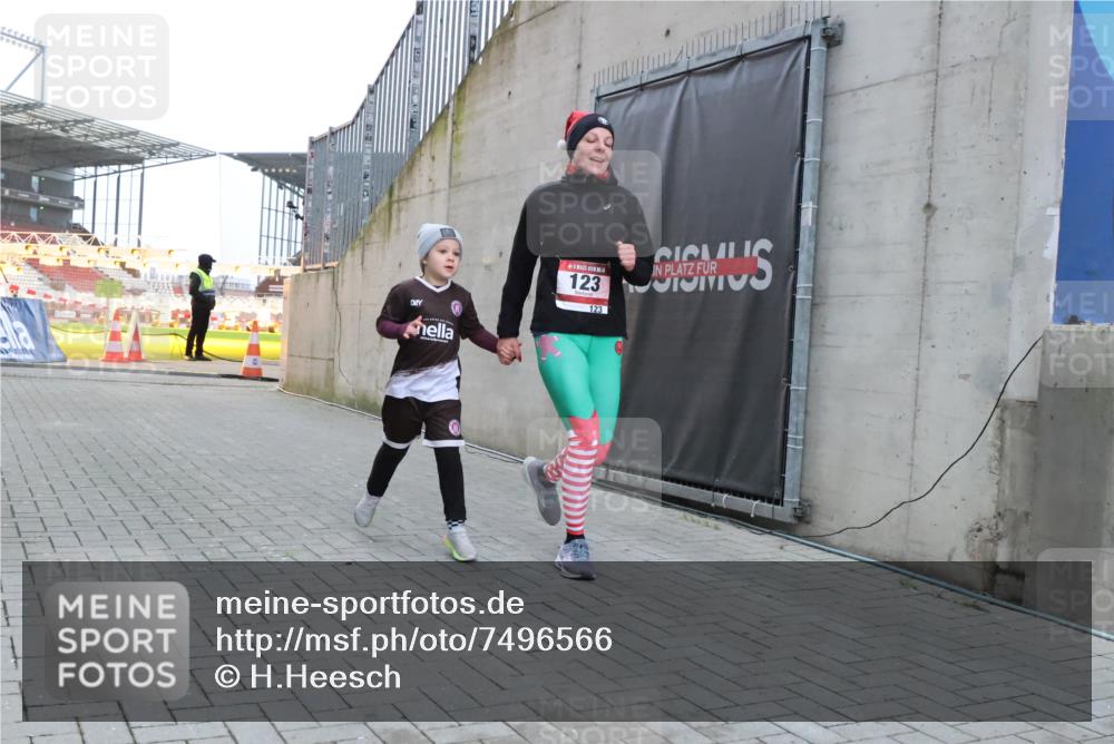 08.12.2024 - St. Pauli X-Mass-Run No. 14 H.Heesch http://msf.ph/oto/7496566 08.12.2024 10:00:20 Ziel 123, 2478, 2480, 2739, 2958, 3294, 123 meine-sportfotos.de