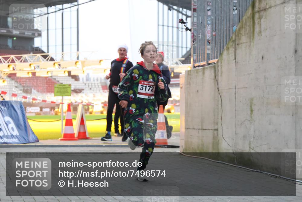 08.12.2024 - St. Pauli X-Mass-Run No. 14 H.Heesch http://msf.ph/oto/7496574 08.12.2024 10:00:33 Ziel 3172, 259, 3013, 3015, 3170, 3172 meine-sportfotos.de