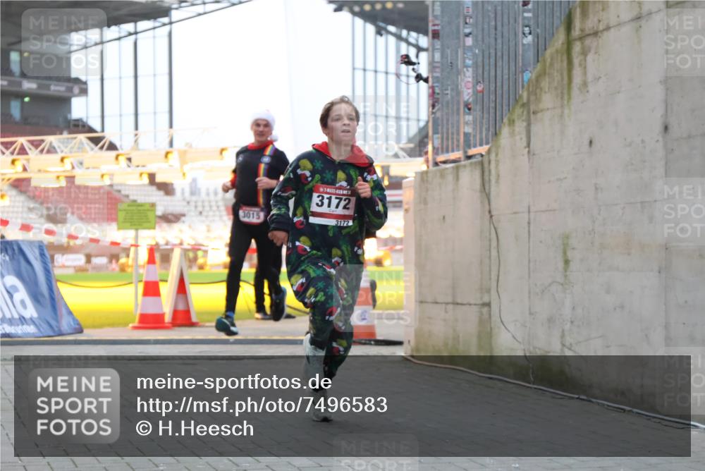 08.12.2024 - St. Pauli X-Mass-Run No. 14 H.Heesch http://msf.ph/oto/7496583 08.12.2024 10:00:33 Ziel 3172, 259, 3013, 3015, 3170, 3172 meine-sportfotos.de