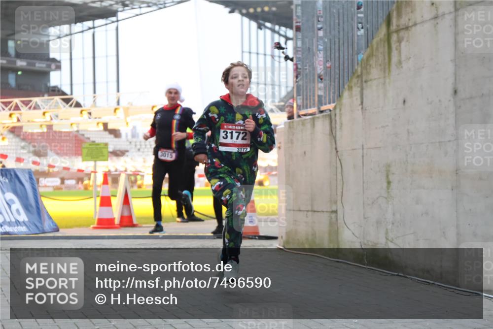 08.12.2024 - St. Pauli X-Mass-Run No. 14 H.Heesch http://msf.ph/oto/7496590 08.12.2024 10:00:33 Ziel 3172, 259, 3013, 3015, 3170, 3172 meine-sportfotos.de