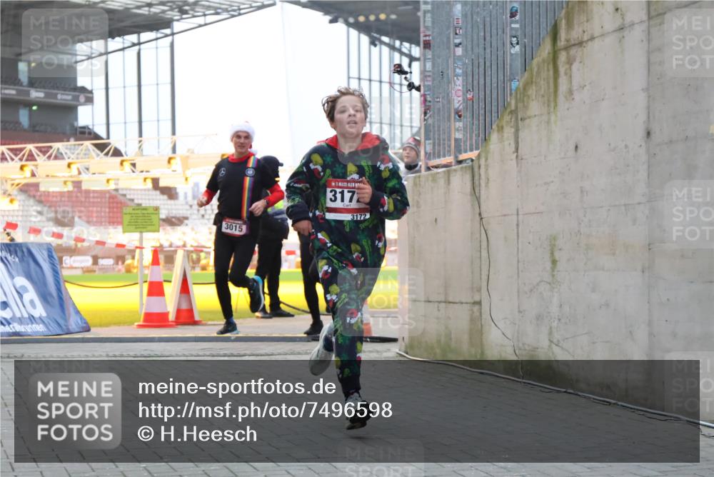 08.12.2024 - St. Pauli X-Mass-Run No. 14 H.Heesch http://msf.ph/oto/7496598 08.12.2024 10:00:33 Ziel 3172, 259, 3013, 3015, 3170, 3172 meine-sportfotos.de