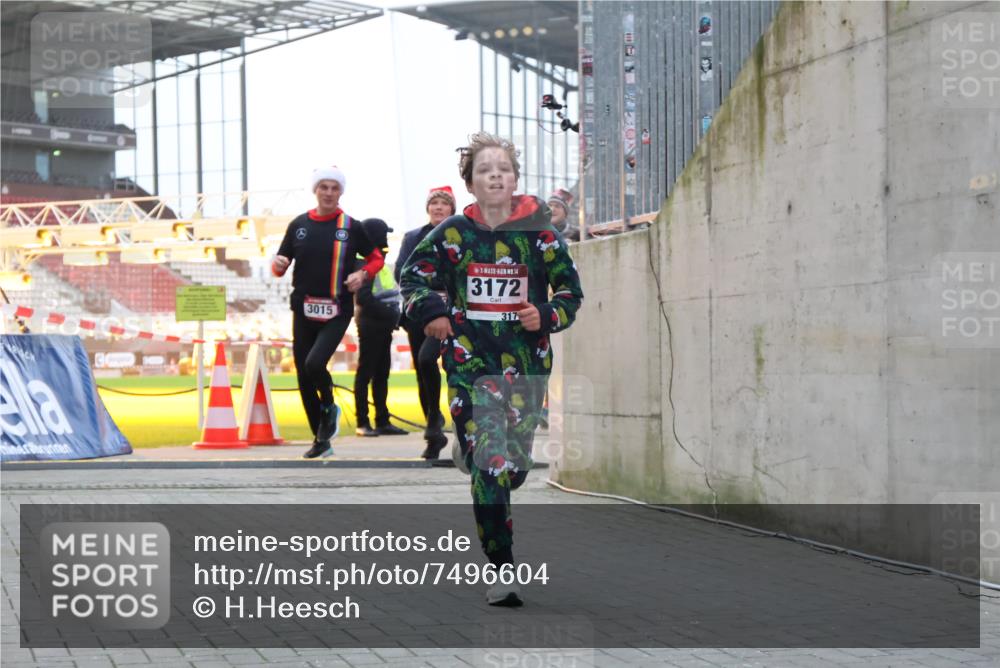 08.12.2024 - St. Pauli X-Mass-Run No. 14 H.Heesch http://msf.ph/oto/7496604 08.12.2024 10:00:33 Ziel 3172, 259, 3013, 3015, 3170, 3172 meine-sportfotos.de