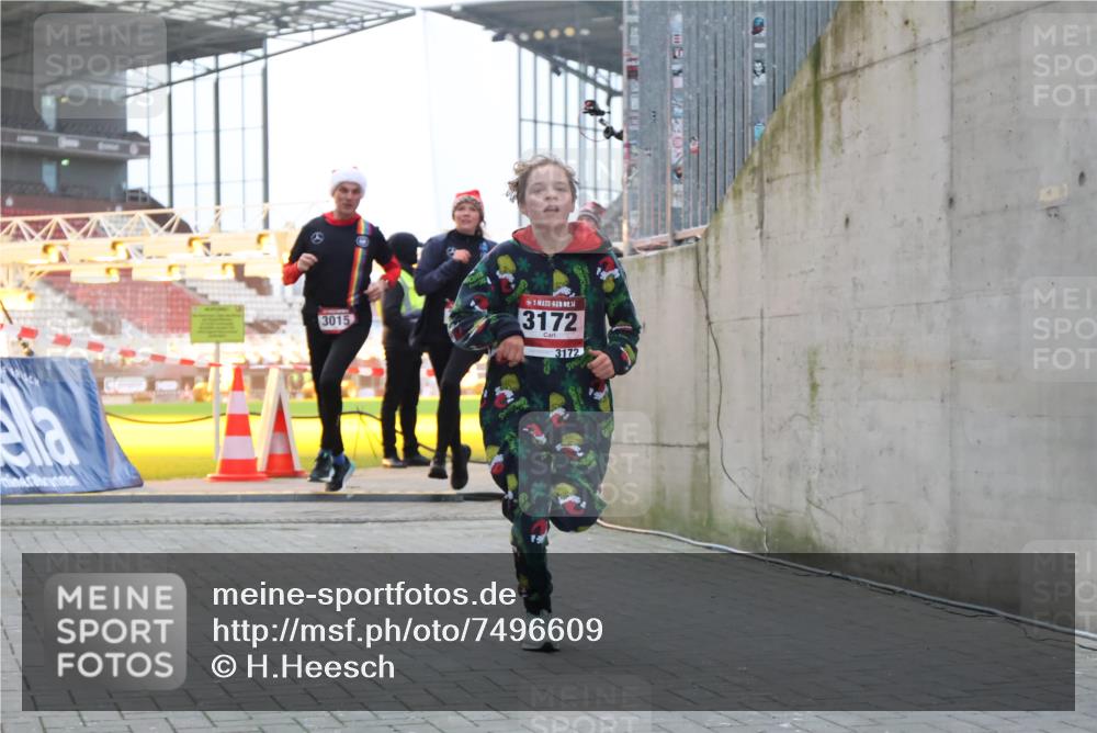 08.12.2024 - St. Pauli X-Mass-Run No. 14 H.Heesch http://msf.ph/oto/7496609 08.12.2024 10:00:33 Ziel 3172, 259, 3013, 3015, 3170, 3172 meine-sportfotos.de