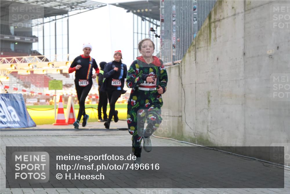 08.12.2024 - St. Pauli X-Mass-Run No. 14 H.Heesch http://msf.ph/oto/7496616 08.12.2024 10:00:34 Ziel 3172, 259, 3013, 3015, 3170, 3172 meine-sportfotos.de