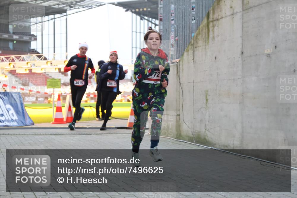 08.12.2024 - St. Pauli X-Mass-Run No. 14 H.Heesch http://msf.ph/oto/7496625 08.12.2024 10:00:34 Ziel 3172, 259, 3013, 3015, 3170, 3172 meine-sportfotos.de