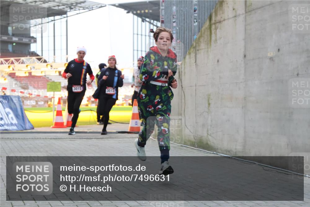 08.12.2024 - St. Pauli X-Mass-Run No. 14 H.Heesch http://msf.ph/oto/7496631 08.12.2024 10:00:34 Ziel 3172, 259, 3013, 3015, 3170, 3172 meine-sportfotos.de