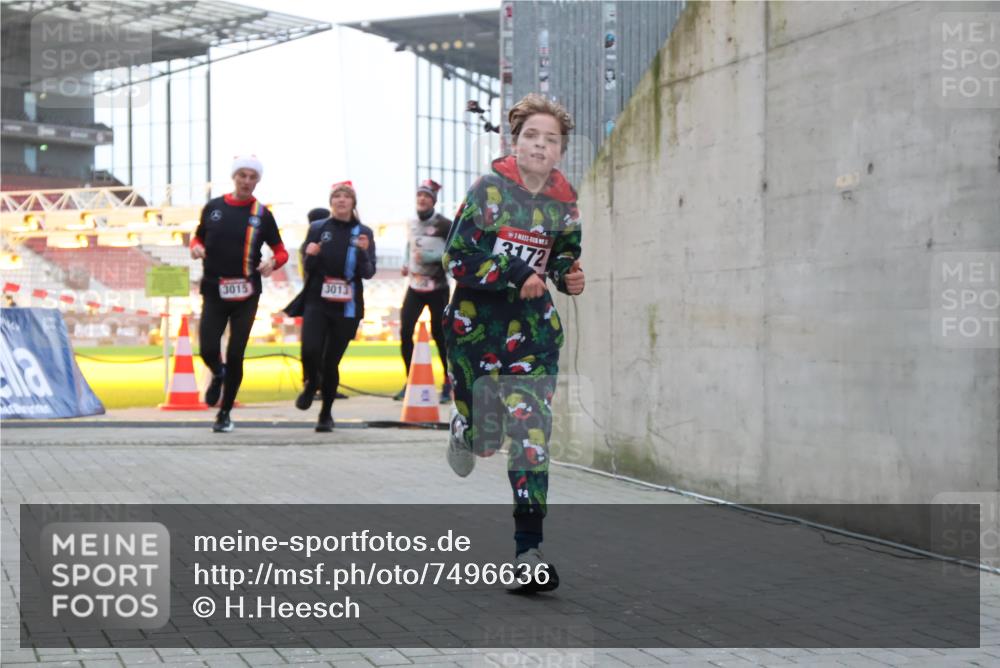 08.12.2024 - St. Pauli X-Mass-Run No. 14 H.Heesch http://msf.ph/oto/7496636 08.12.2024 10:00:34 Ziel 3172, 259, 3013, 3015, 3170, 3172 meine-sportfotos.de
