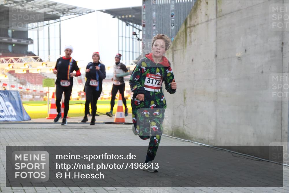 08.12.2024 - St. Pauli X-Mass-Run No. 14 H.Heesch http://msf.ph/oto/7496643 08.12.2024 10:00:34 Ziel 3172, 259, 3013, 3015, 3170, 3172 meine-sportfotos.de
