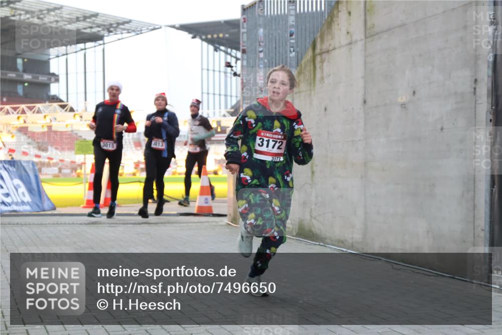 08.12.2024 - St. Pauli X-Mass-Run No. 14 H.Heesch http://msf.ph/oto/7496650 08.12.2024 10:00:34 Ziel 3172, 259, 3013, 3015, 3170, 3172 meine-sportfotos.de