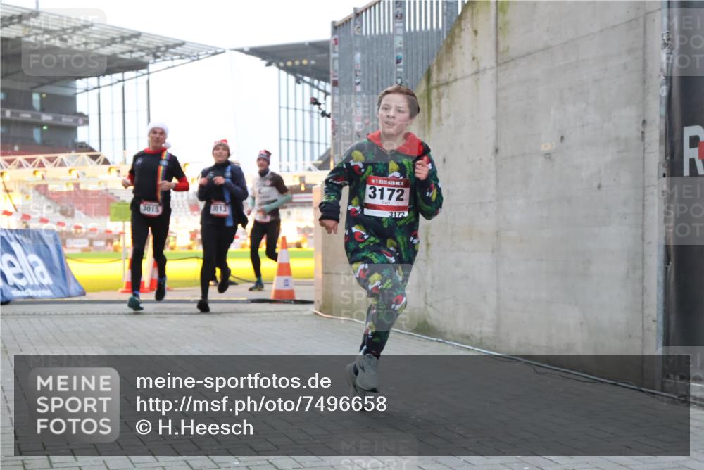 08.12.2024 - St. Pauli X-Mass-Run No. 14 H.Heesch http://msf.ph/oto/7496658 08.12.2024 10:00:34 Ziel 3172, 259, 3013, 3015, 3170, 3172 meine-sportfotos.de