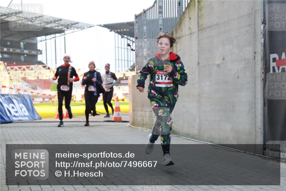 08.12.2024 - St. Pauli X-Mass-Run No. 14 H.Heesch http://msf.ph/oto/7496667 08.12.2024 10:00:34 Ziel 3172, 259, 3013, 3015, 3170, 3172 meine-sportfotos.de