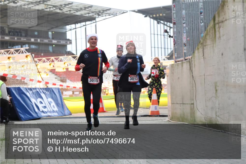 08.12.2024 - St. Pauli X-Mass-Run No. 14 H.Heesch http://msf.ph/oto/7496674 08.12.2024 10:00:35 Ziel 3172, 259, 3013, 3015, 3170, 3172 meine-sportfotos.de