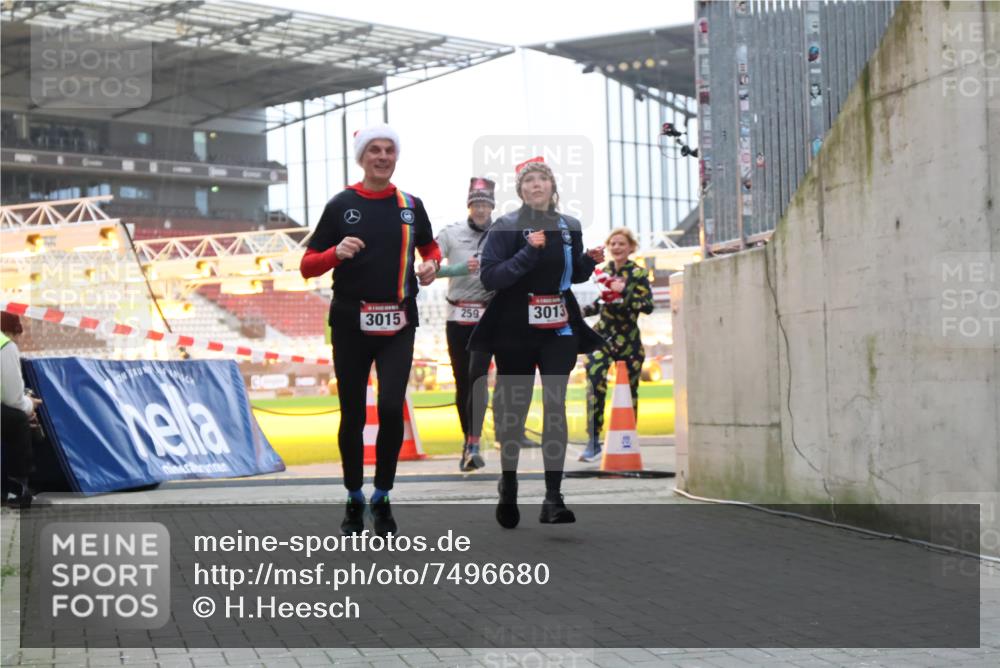08.12.2024 - St. Pauli X-Mass-Run No. 14 H.Heesch http://msf.ph/oto/7496680 08.12.2024 10:00:35 Ziel 3172, 259, 3013, 3015, 3170, 3172 meine-sportfotos.de