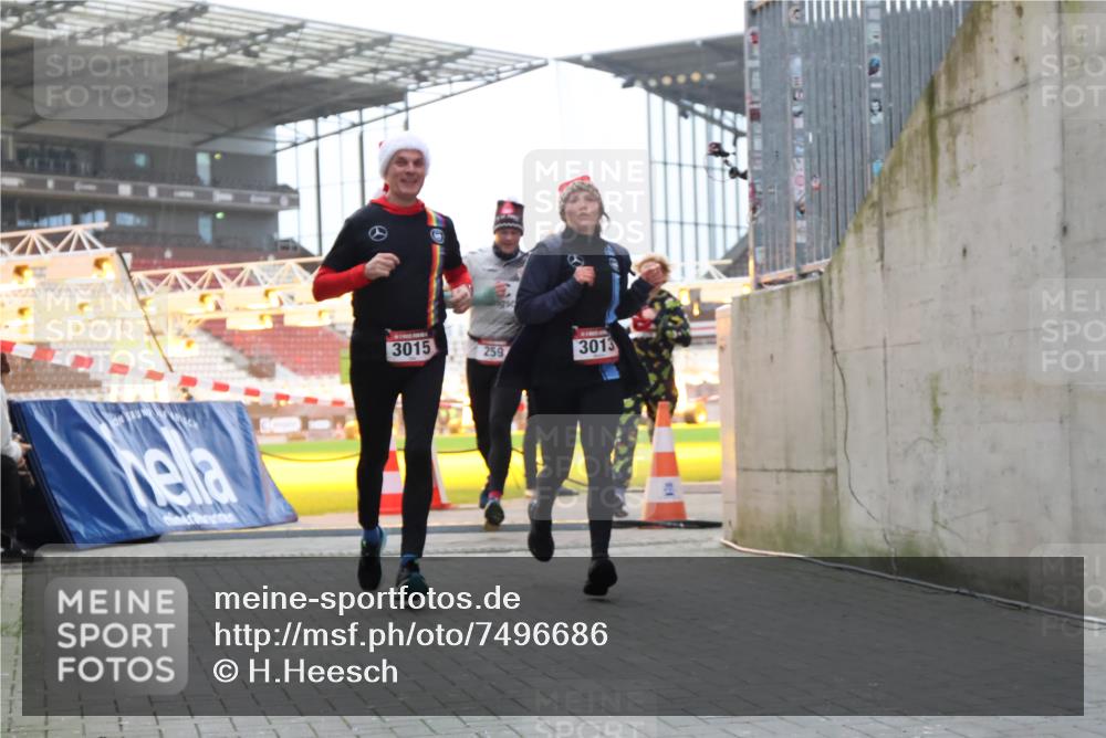 08.12.2024 - St. Pauli X-Mass-Run No. 14 H.Heesch http://msf.ph/oto/7496686 08.12.2024 10:00:35 Ziel 3172, 259, 3013, 3015, 3170, 3172 meine-sportfotos.de