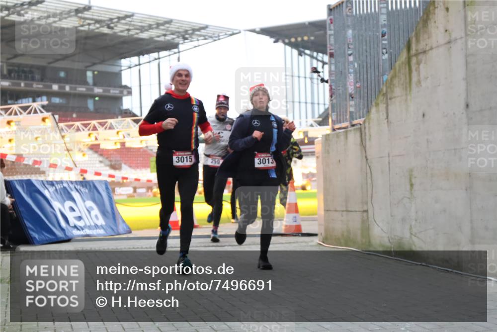 08.12.2024 - St. Pauli X-Mass-Run No. 14 H.Heesch http://msf.ph/oto/7496691 08.12.2024 10:00:35 Ziel 3172, 259, 3013, 3015, 3170, 3172 meine-sportfotos.de
