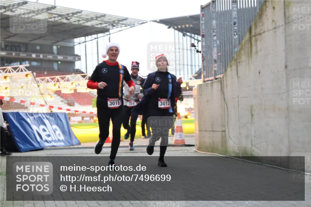 08.12.2024 - St. Pauli X-Mass-Run No. 14 H.Heesch http://msf.ph/oto/7496699 08.12.2024 10:00:35 Ziel 3172, 259, 3013, 3015, 3170, 3172 meine-sportfotos.de