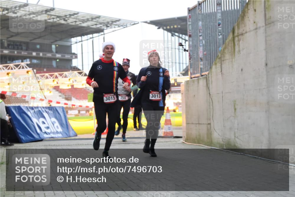 08.12.2024 - St. Pauli X-Mass-Run No. 14 H.Heesch http://msf.ph/oto/7496703 08.12.2024 10:00:35 Ziel 3172, 259, 3013, 3015, 3170, 3172 meine-sportfotos.de