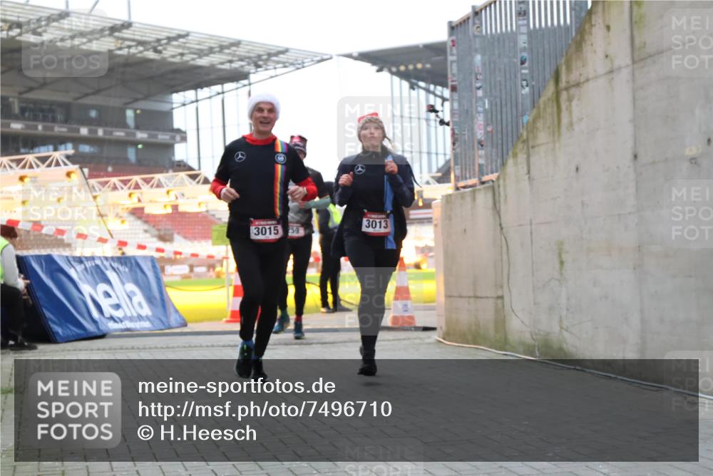 08.12.2024 - St. Pauli X-Mass-Run No. 14 H.Heesch http://msf.ph/oto/7496710 08.12.2024 10:00:35 Ziel 3172, 259, 3013, 3015, 3170, 3172 meine-sportfotos.de