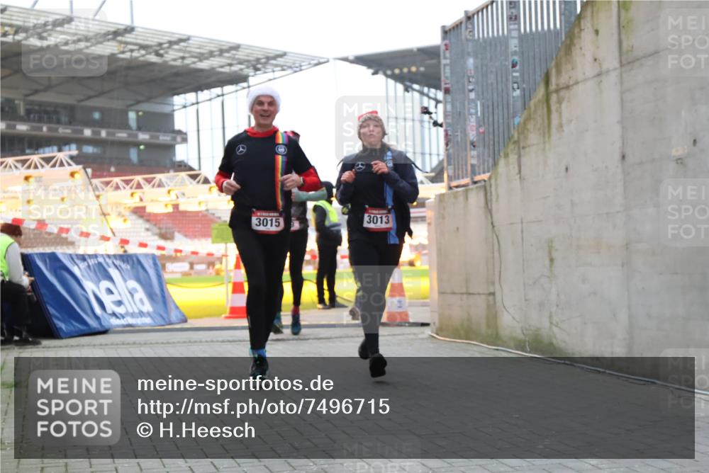 08.12.2024 - St. Pauli X-Mass-Run No. 14 H.Heesch http://msf.ph/oto/7496715 08.12.2024 10:00:35 Ziel 3172, 259, 3013, 3015, 3170, 3172 meine-sportfotos.de