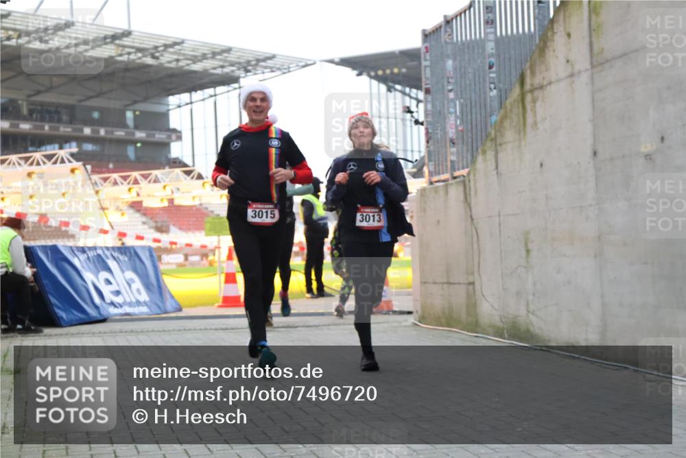08.12.2024 - St. Pauli X-Mass-Run No. 14 H.Heesch http://msf.ph/oto/7496720 08.12.2024 10:00:35 Ziel 3172, 259, 3013, 3015, 3170, 3172 meine-sportfotos.de