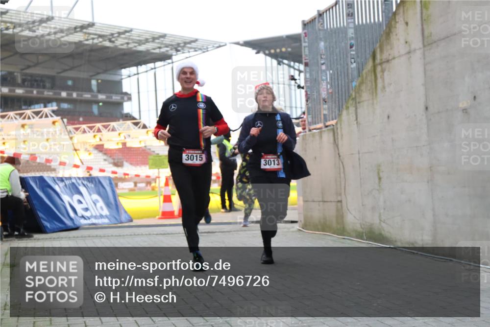 08.12.2024 - St. Pauli X-Mass-Run No. 14 H.Heesch http://msf.ph/oto/7496726 08.12.2024 10:00:35 Ziel 3172, 259, 3013, 3015, 3170, 3172 meine-sportfotos.de