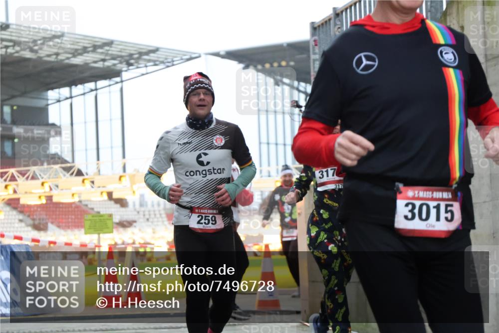 08.12.2024 - St. Pauli X-Mass-Run No. 14 H.Heesch http://msf.ph/oto/7496728 08.12.2024 10:00:37 Ziel 3013, 3015, 3172, 174, 259, 608, 3013, 3015, 3170 meine-sportfotos.de