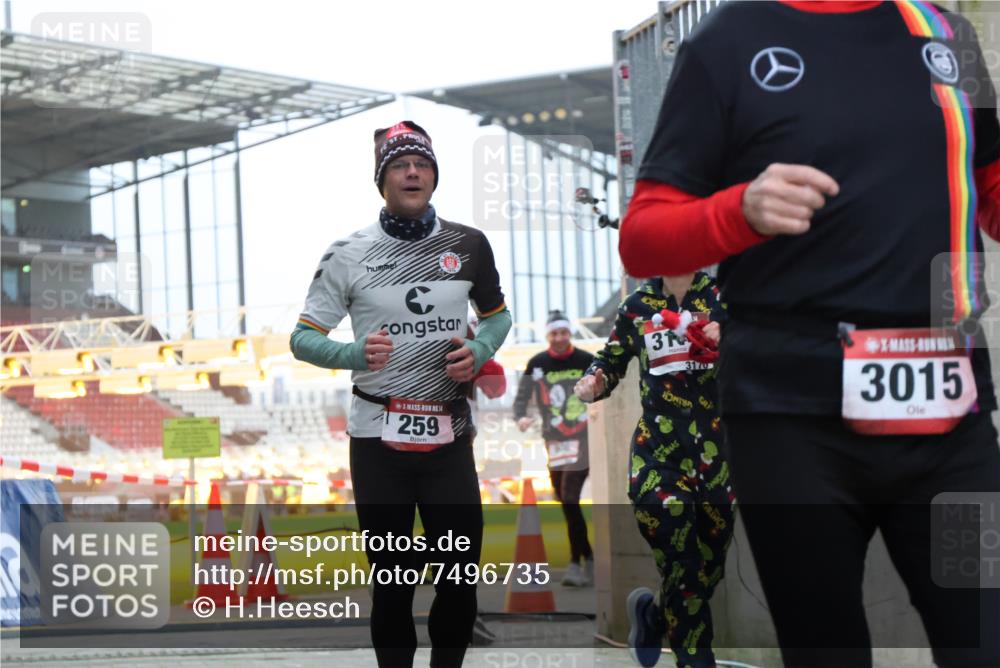 08.12.2024 - St. Pauli X-Mass-Run No. 14 H.Heesch http://msf.ph/oto/7496735 08.12.2024 10:00:37 Ziel 3013, 3015, 3172, 174, 259, 608, 3013, 3015, 3170 meine-sportfotos.de