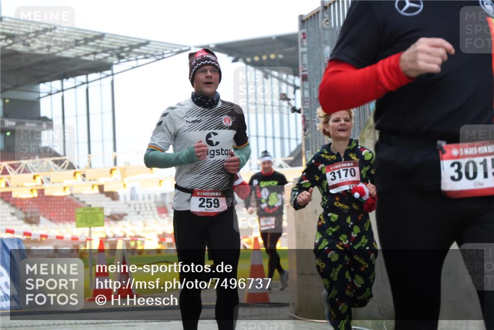 08.12.2024 - St. Pauli X-Mass-Run No. 14 H.Heesch http://msf.ph/oto/7496737 08.12.2024 10:00:37 Ziel 3013, 3015, 3172, 174, 259, 608, 3013, 3015, 3170 meine-sportfotos.de