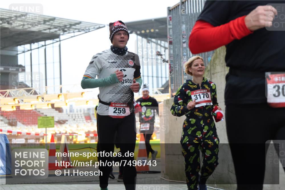 08.12.2024 - St. Pauli X-Mass-Run No. 14 H.Heesch http://msf.ph/oto/7496743 08.12.2024 10:00:37 Ziel 3013, 3015, 3172, 174, 259, 608, 3013, 3015, 3170 meine-sportfotos.de
