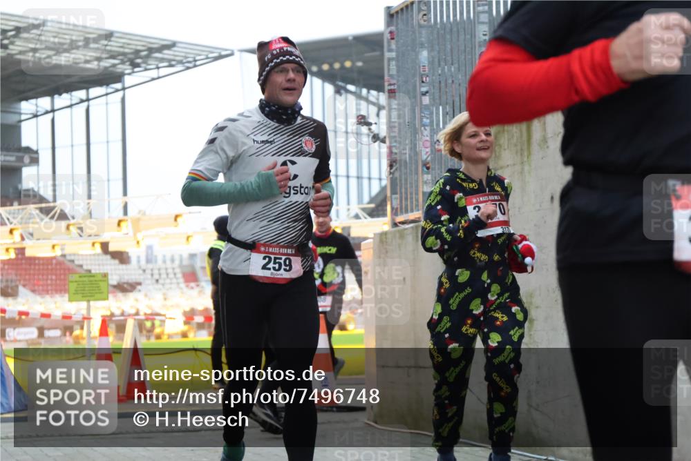 08.12.2024 - St. Pauli X-Mass-Run No. 14 H.Heesch http://msf.ph/oto/7496748 08.12.2024 10:00:37 Ziel 3013, 3015, 3172, 174, 259, 608, 3013, 3015, 3170 meine-sportfotos.de