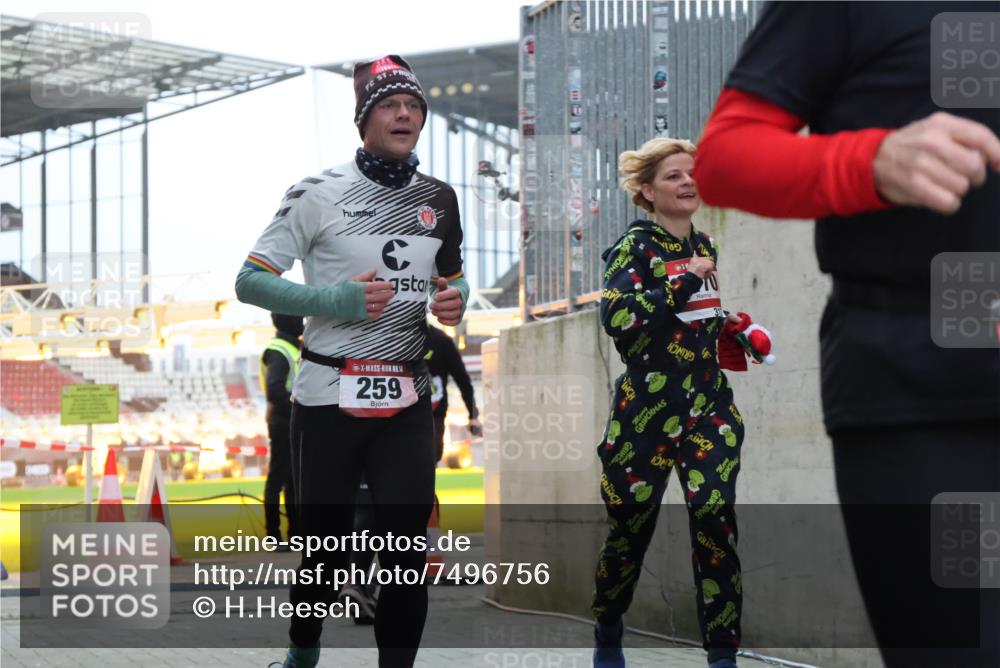 08.12.2024 - St. Pauli X-Mass-Run No. 14 H.Heesch http://msf.ph/oto/7496756 08.12.2024 10:00:37 Ziel 3013, 3015, 3172, 174, 259, 608, 3013, 3015, 3170 meine-sportfotos.de