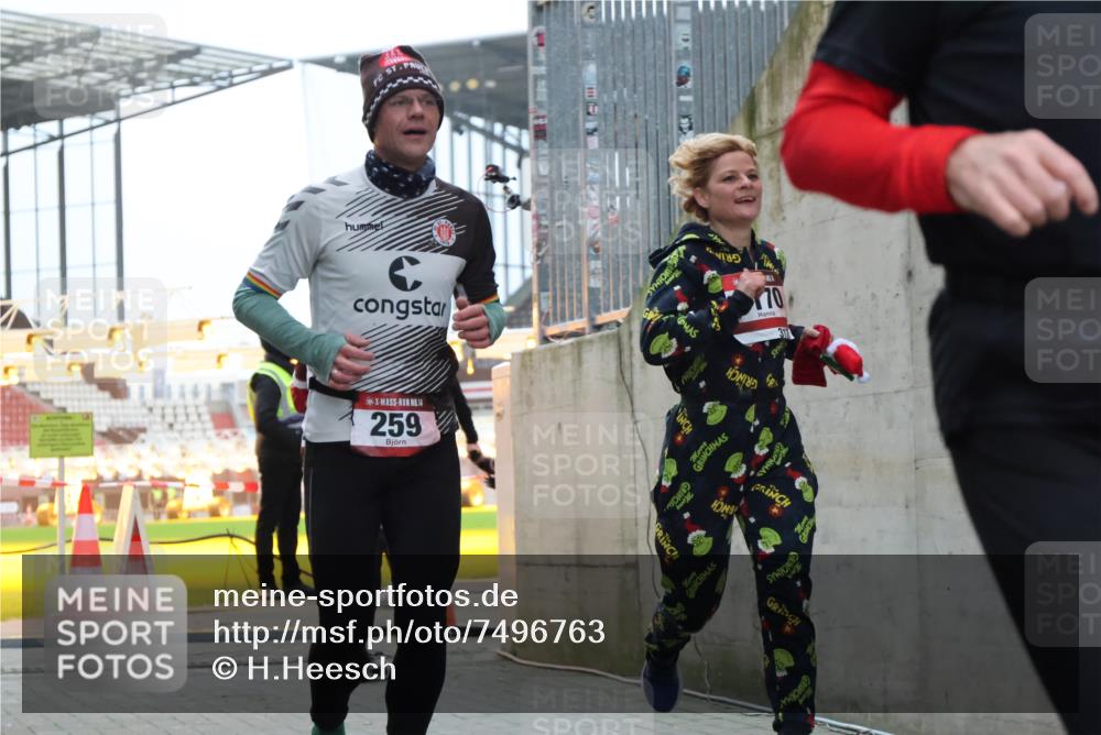08.12.2024 - St. Pauli X-Mass-Run No. 14 H.Heesch http://msf.ph/oto/7496763 08.12.2024 10:00:37 Ziel 3013, 3015, 3172, 174, 259, 608, 3013, 3015, 3170 meine-sportfotos.de