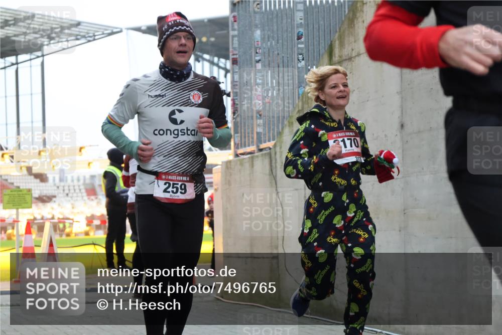 08.12.2024 - St. Pauli X-Mass-Run No. 14 H.Heesch http://msf.ph/oto/7496765 08.12.2024 10:00:37 Ziel 3013, 3015, 3172, 174, 259, 608, 3013, 3015, 3170 meine-sportfotos.de