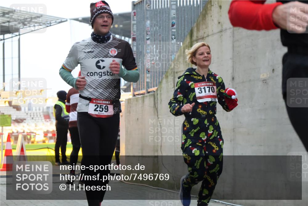 08.12.2024 - St. Pauli X-Mass-Run No. 14 H.Heesch http://msf.ph/oto/7496769 08.12.2024 10:00:38 Ziel 259, 3013, 3015, 3170, 3172, 174, 259, 484, 608, 3013, 3015, 3170 meine-sportfotos.de